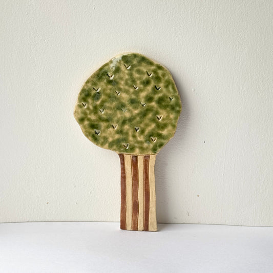 顔の陶板アート「実のなる木」