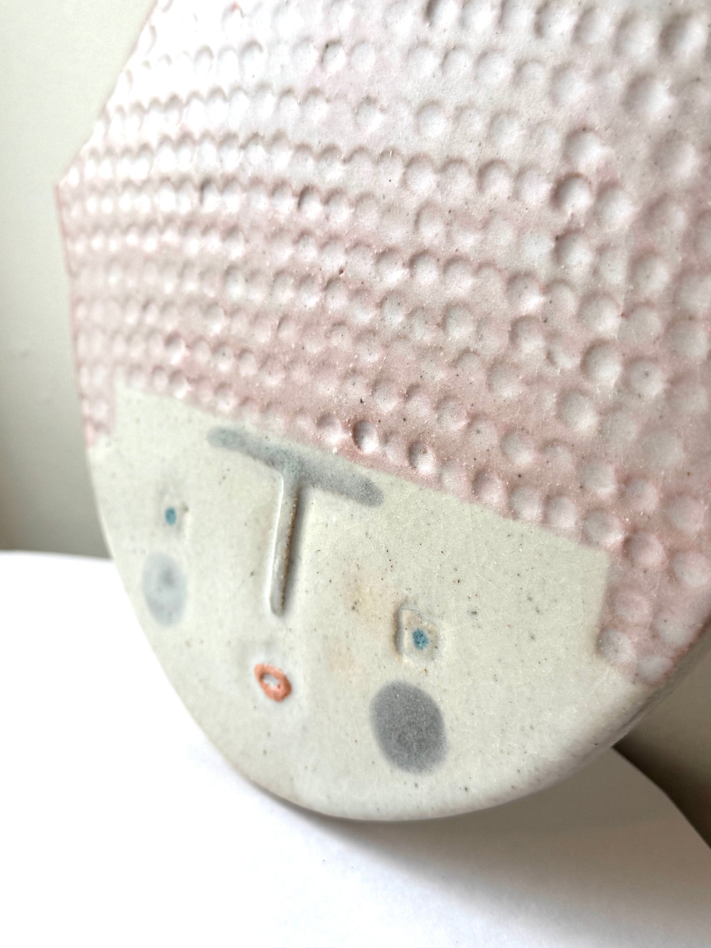 顔の陶板アート「繋がり眉毛の女」