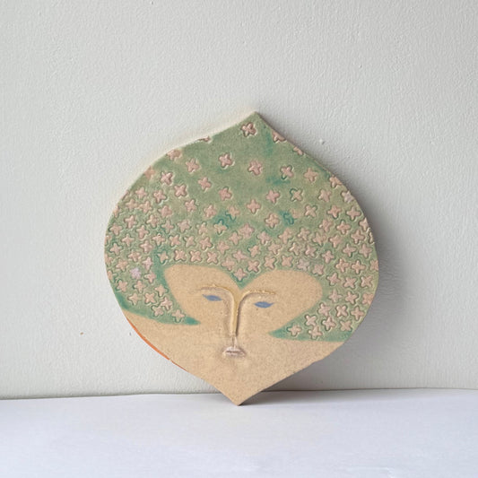 顔の陶板アート「未来から来たお花畑星人」